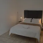 Oasis - Renovated - Queen Extra Length Bed Apartment