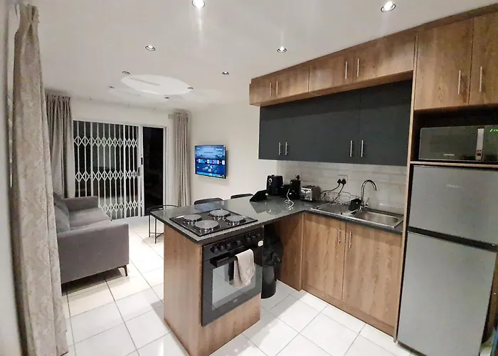 Oasis - Renovated - Queen Extra Length Bed Apartment