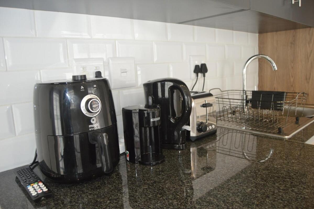 Oasis - Renovated - Queen Extra Length Bed Apartment
