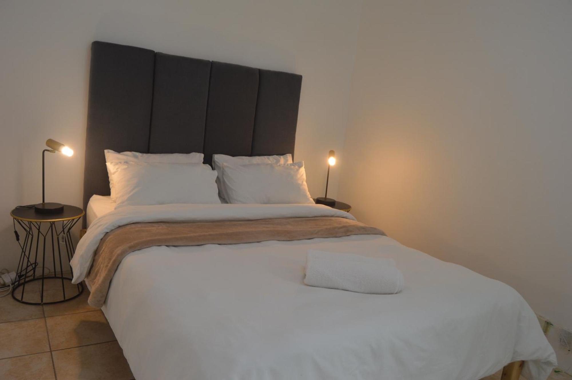 Apartment Oasis - Renovated - Queen Extra Length Bed *