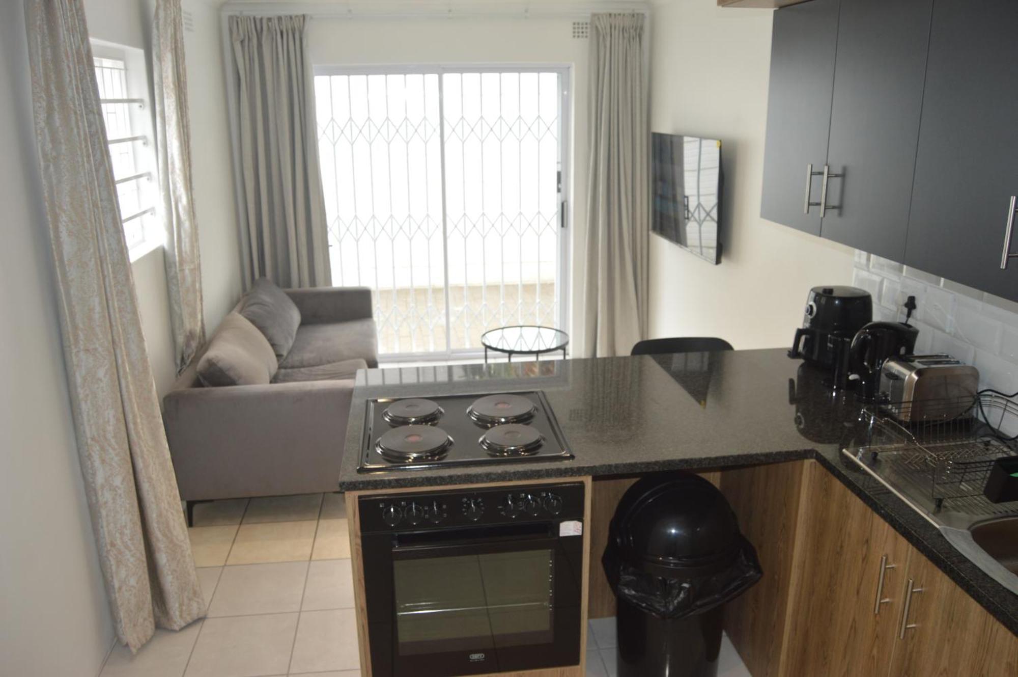 Oasis - Renovated - Queen Extra Length Bed Apartment *