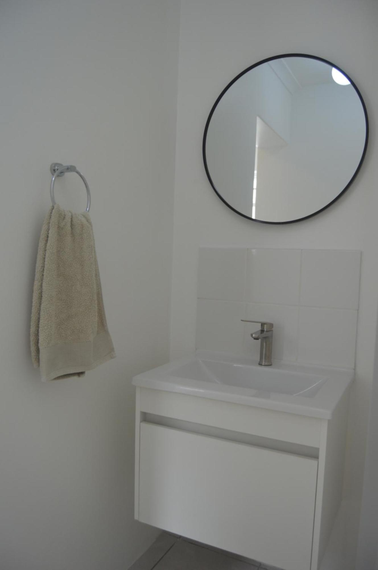 Oasis - Renovated - Queen Extra Length Bed Apartment *
