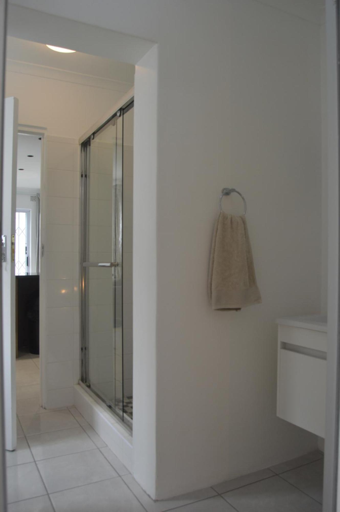 Oasis - Renovated - Queen Extra Length Bed Apartment Cape Town
