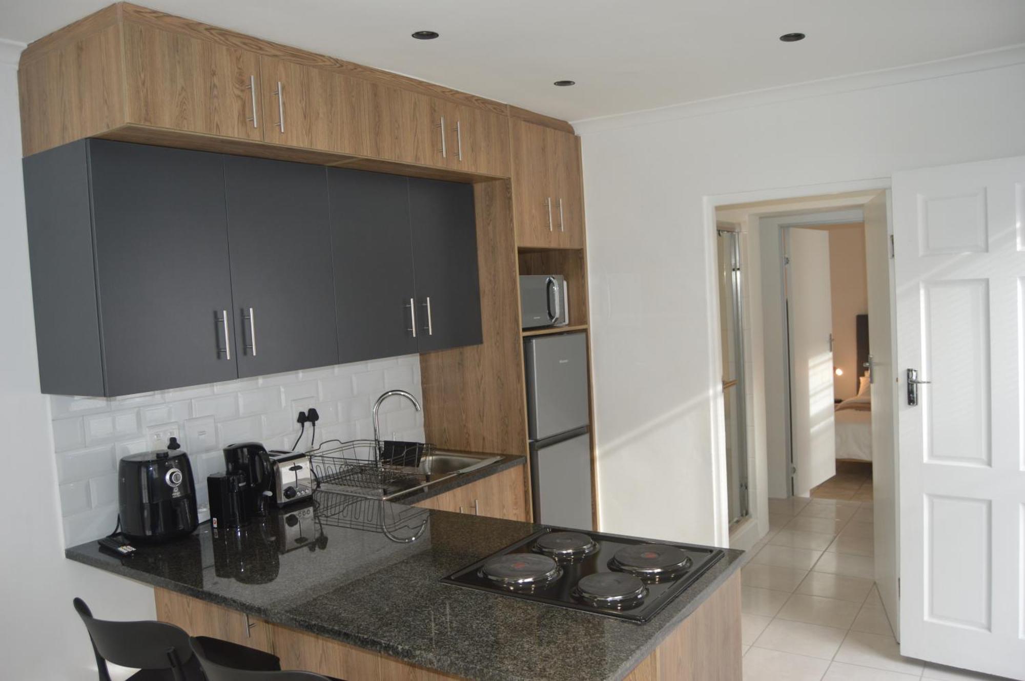 Apartment Oasis - Renovated - Queen Extra Length Bed *