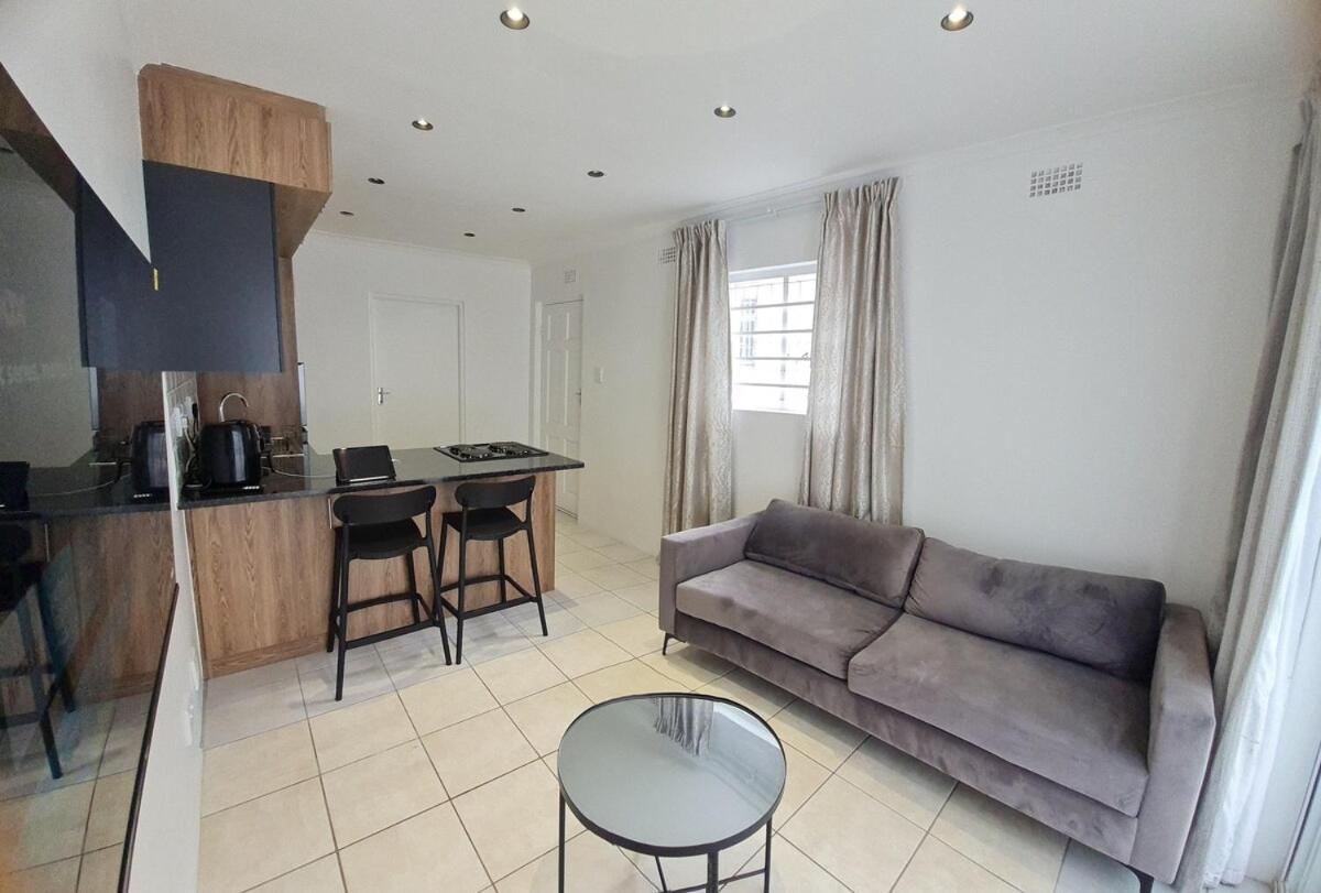 Oasis - Renovated - Queen Extra Length Bed Apartment Cape Town