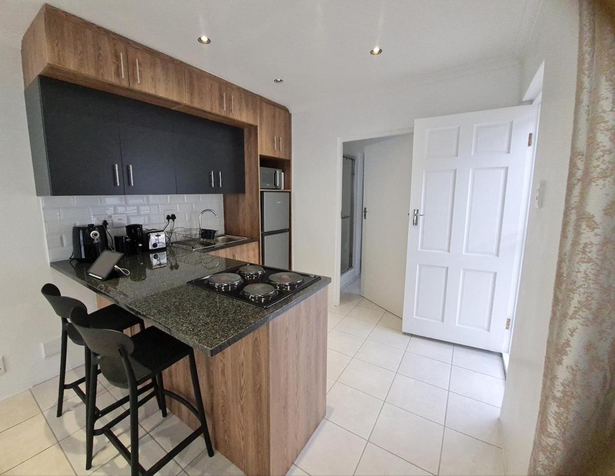Oasis - Renovated - Queen Extra Length Bed Apartment *