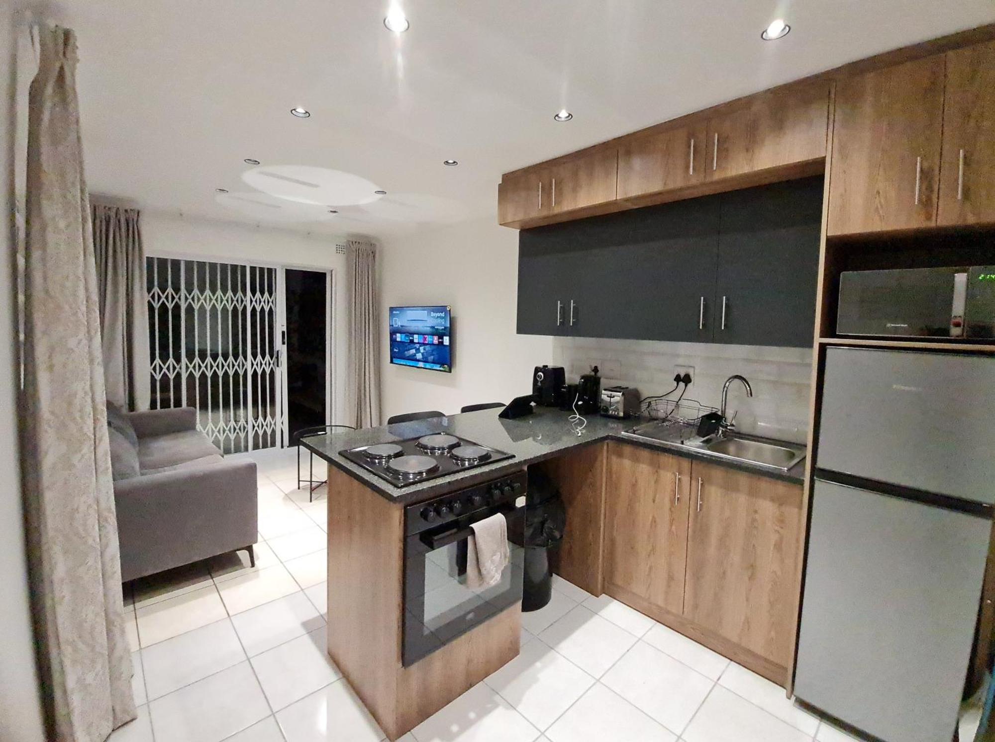 Apartment Oasis - Renovated - Queen Extra Length Bed Cape Town