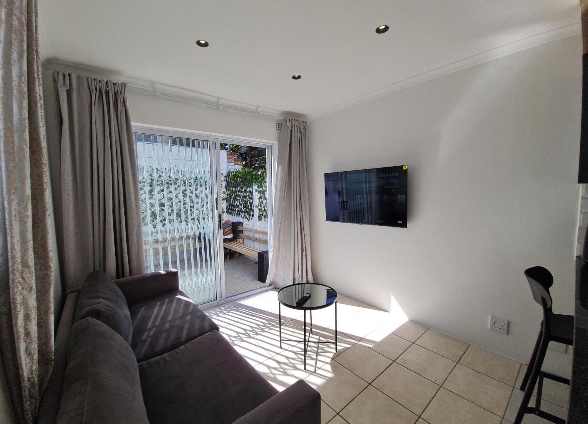 Apartment Oasis - Renovated - Queen Extra Length Bed Cape Town